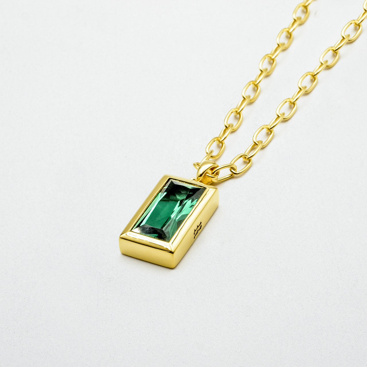 Displaying Emerald Gold Sona Pendant on a blank canvas