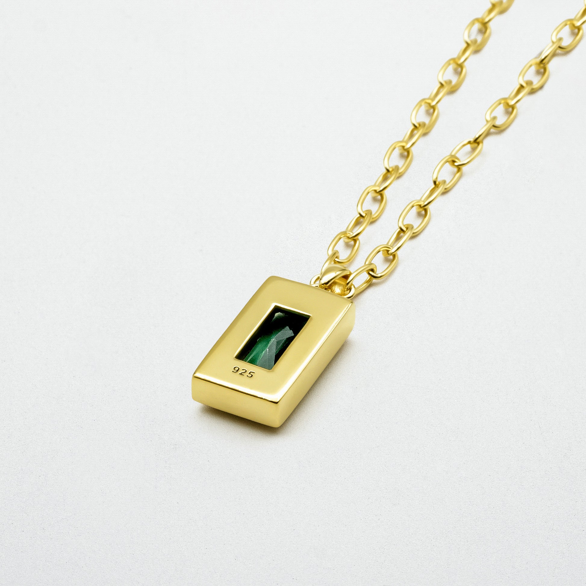 Displaying Emerald Gold Sona Pendant on a blank canvas